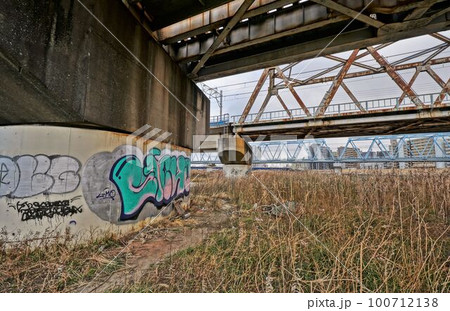 橋脚にスプレー缶で書かれた落書き 100712138