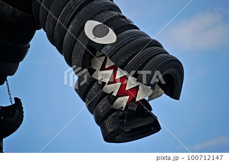 タイヤで作られた怪獣 100712147