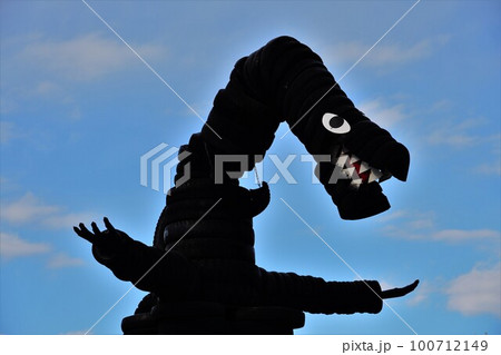 タイヤで作られた怪獣 タイヤで作られた怪獣 100712149