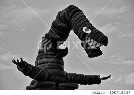 タイヤで作られた怪獣 タイヤで作られた怪獣 100712154