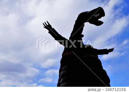 タイヤで作られた怪獣 タイヤで作られた怪獣 100712158