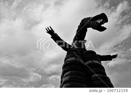 タイヤで作られた怪獣 タイヤで作られた怪獣 100712159