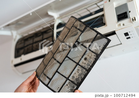Air conditioner filter dusty. Preparation for maintenance and cleaning. Air conditioner filter dusty. Preparation for maintenance and cleaning. 100712494
