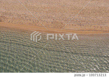 沖縄の砂浜とエメラルドグリーンの海 100713213