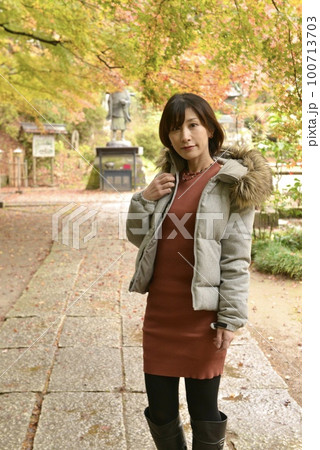 佐原観福寺の紅葉とニットワンピースを着た美しい女性 100713703