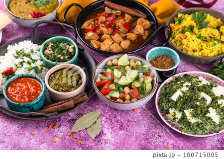 Assorted of traditional Indian food. 100715005