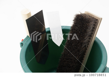 バケツと左官コテ 100716651