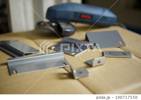 レーザー加工で製作したステンレスの部品 100717550