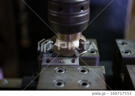 マシニングセンターで部品加工 100717555