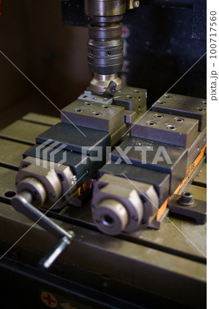マシニングセンターで部品加工 100717560
