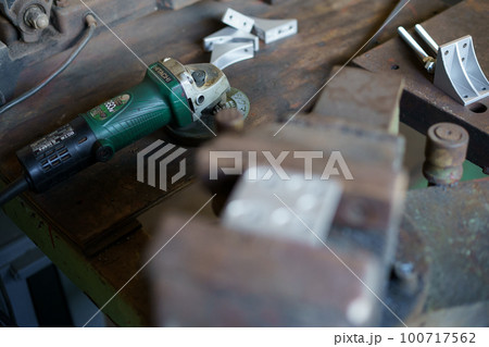 アルミブラケットを加工している所 100717562