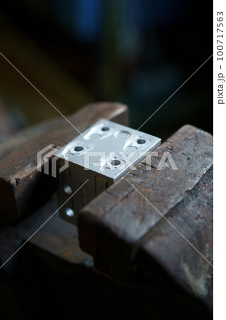 アルミブラケットを加工している所 100717563