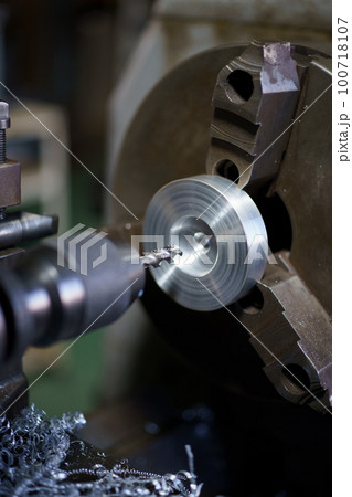 旋盤でネジ切り加工 100718107