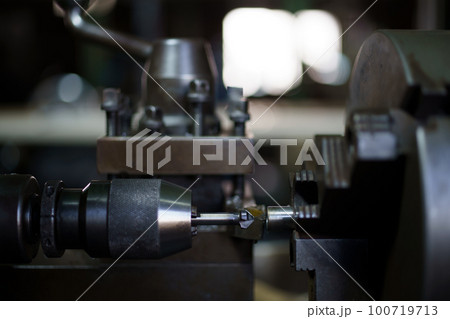 旋盤で面取り作業 旋盤で面取り作業 100719713