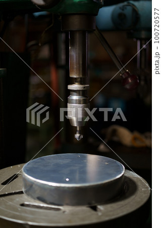 ボール盤で面取り作業 100720577