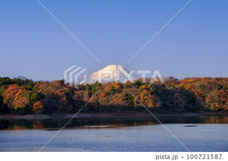 多摩湖の北岸から見る冬の富士山 100721587