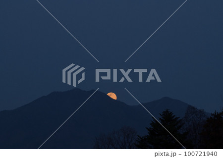 北杜市武川町、金ヶ岳（茅ヶ岳）から顔を出した三月の満月 100721940