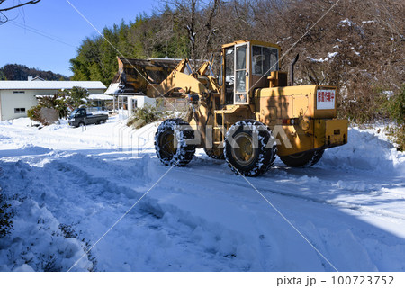 除雪仕様ホイルローダーによる公道の除雪作業 除雪仕様ホイルローダーによる公道の除雪作業 100723752