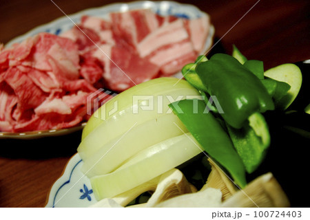 自宅でバーべキュウ 100724403