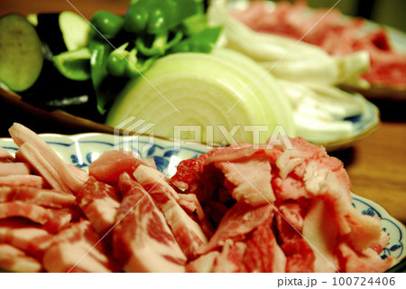 自宅でバーべキュウ 自宅でバーべキュウ 100724406