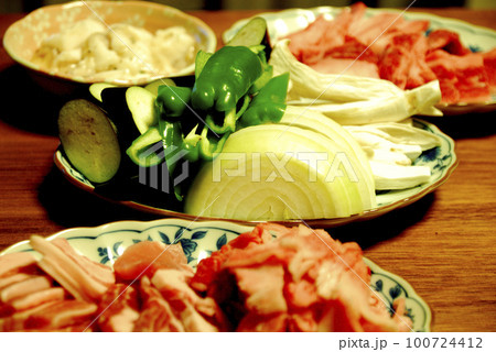 自宅でバーべキュウ 100724412