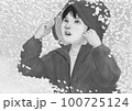 子供と桜吹雪 100725124
