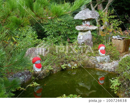 並滝寺の池とお地蔵さん 広島県東広島市 並滝寺の池とお地蔵さん 広島県東広島市 100726638