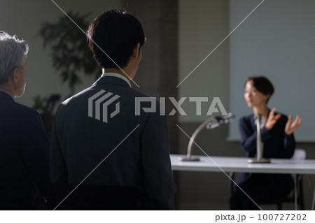 記者会見風の女性 記者会見風の女性 100727202