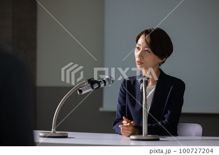 記者会見風の女性 100727204