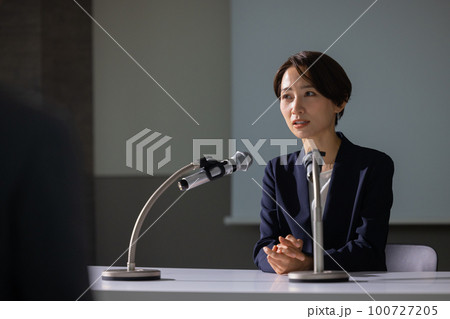 記者会見風の女性 記者会見風の女性 100727205