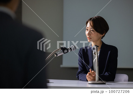 記者会見風の女性 100727206
