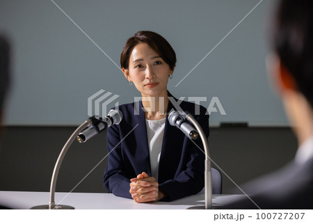 記者会見風の女性 記者会見風の女性 100727207