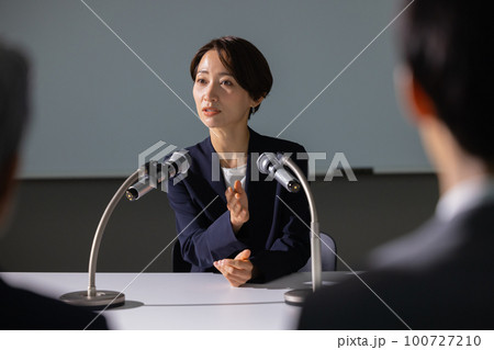 記者会見風の女性 記者会見風の女性 100727210