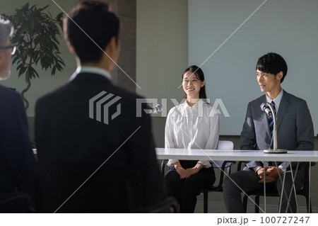 婚約会見風のカップル 100727247