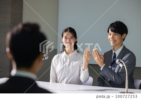 婚約会見風のカップル 100727253