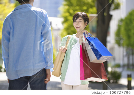 買い物を楽しむ若いカップル 100727796