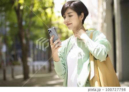 スマホを持った若い女性 100727798