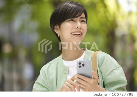 スマホを持った若い女性 スマホを持った若い女性 100727799