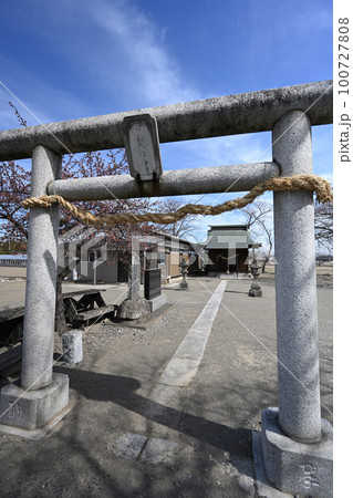 (神社の風景)埼玉県久喜市 諏訪神社鳥居 寄り (神社の風景)埼玉県久喜市 諏訪神社鳥居 寄り 100727808