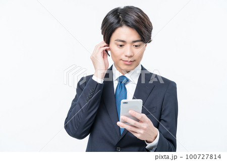 Bluetoothヘッドセットで会議をする若いビジネスマン 100727814