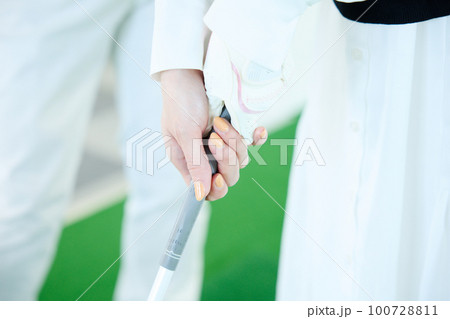 ゴルフ練習をする女性 100728811