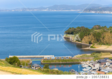 大村湾の海沿いを行くJR大村線 大村湾の海沿いを行くJR大村線 100728831