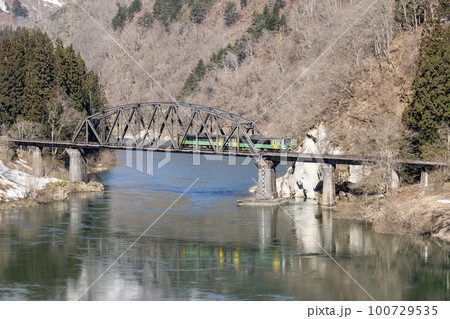 只見線の風景　第四只見川橋梁を渡る列車　福島県金山町 100729535