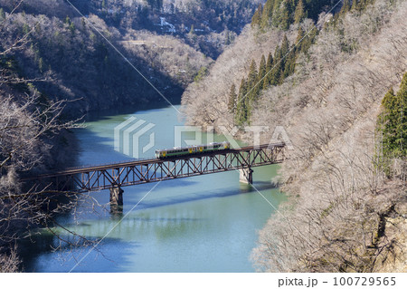 早春の第三只見川橋梁を渡る只見線の列車　福島県三島町 100729565