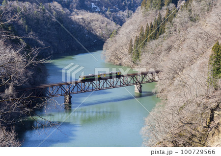 早春の第三只見川橋梁を渡る只見線の列車　福島県三島町 100729566