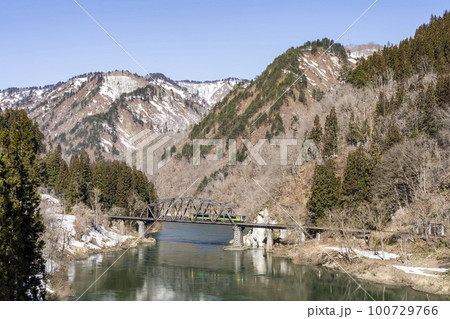 只見線の風景 第四只見川橋梁を渡る列車 福島県金山町 只見線の風景 第四只見川橋梁を渡る列車 福島県金山町 100729766