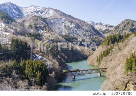 早春の第三只見川橋梁を渡る只見線の列車　福島県三島町 100729780