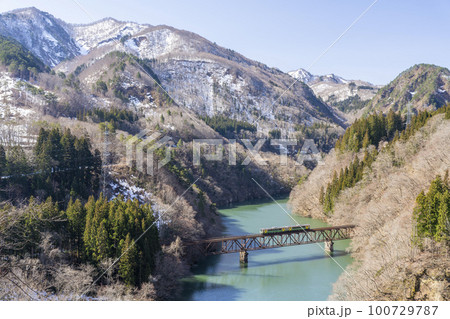 早春の第三只見川橋梁を渡る只見線の列車　福島県三島町 100729787