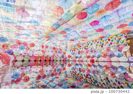 ハーブ園のカラフルな「アンブレラスカイ」 福島県猪苗代町 ハーブ園のカラフルな「アンブレラスカイ」 福島県猪苗代町 100730442