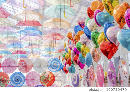 ハーブ園のカラフルな「アンブレラスカイ」 福島県猪苗代町 ハーブ園のカラフルな「アンブレラスカイ」 福島県猪苗代町 100730470